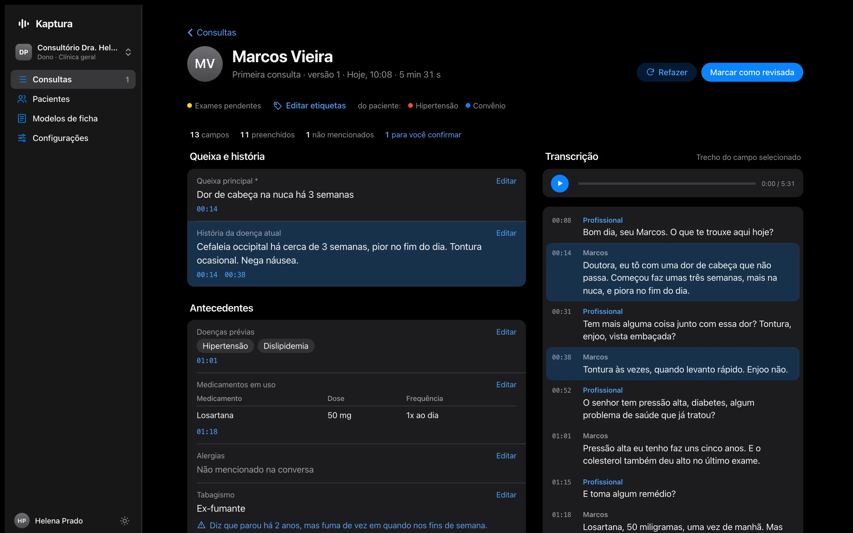 A revisão da ficha no computador: os campos preenchidos, com o horário de onde cada um saiu, e a transcrição com o player ao lado.