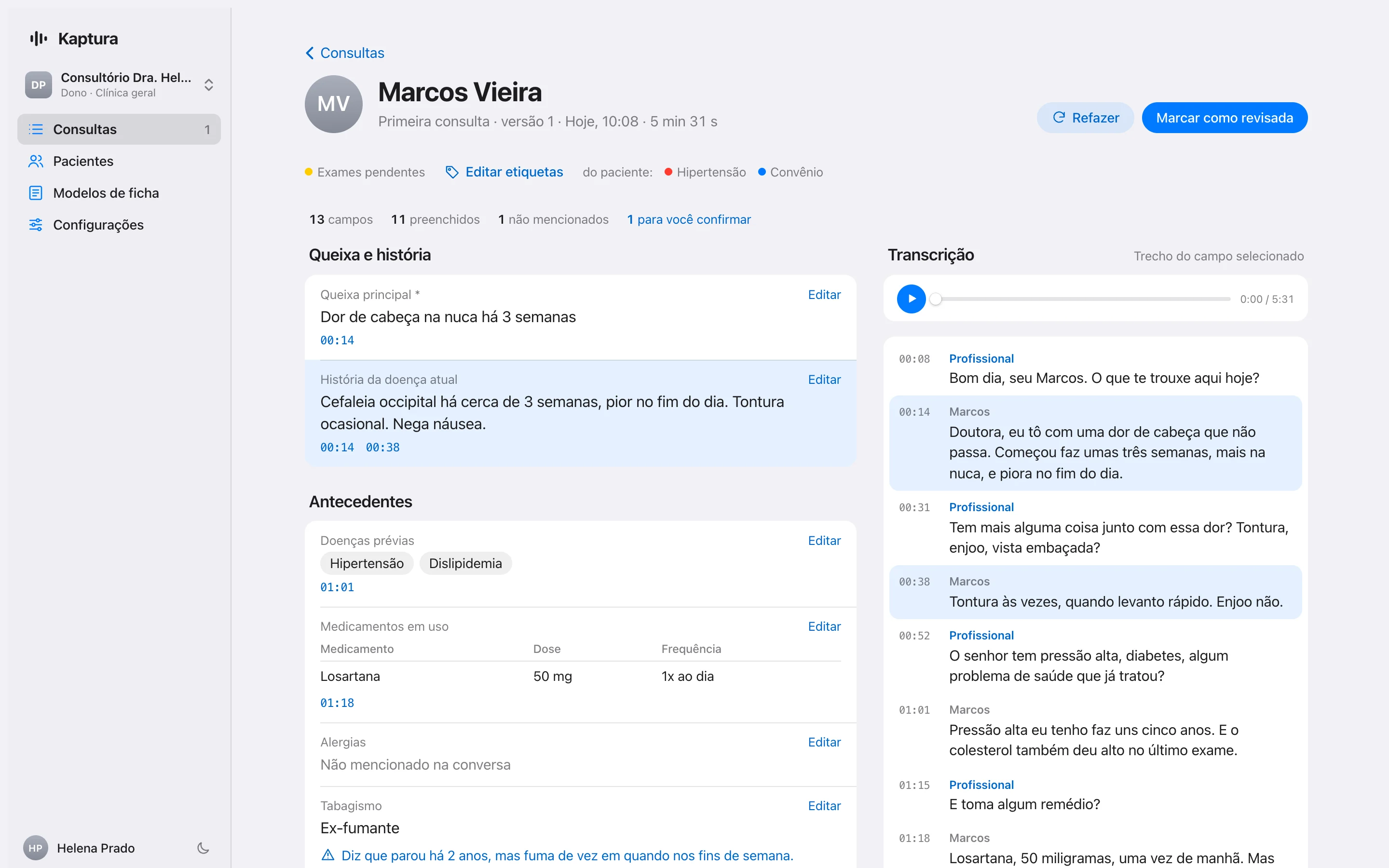 A revisão da ficha no computador: os campos preenchidos, com o horário de onde cada um saiu, e a transcrição com o player ao lado.