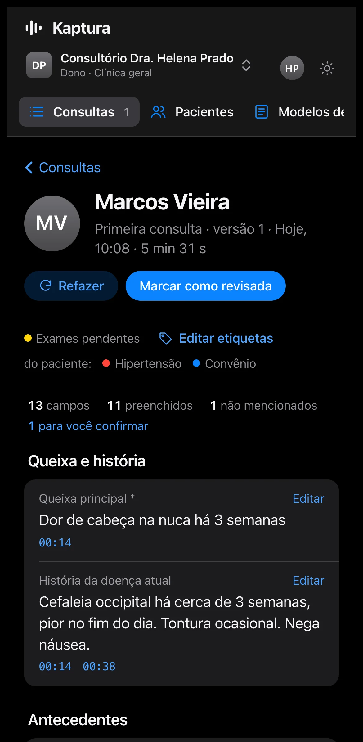 A mesma consulta no celular: o paciente, as etiquetas e os primeiros campos da ficha.