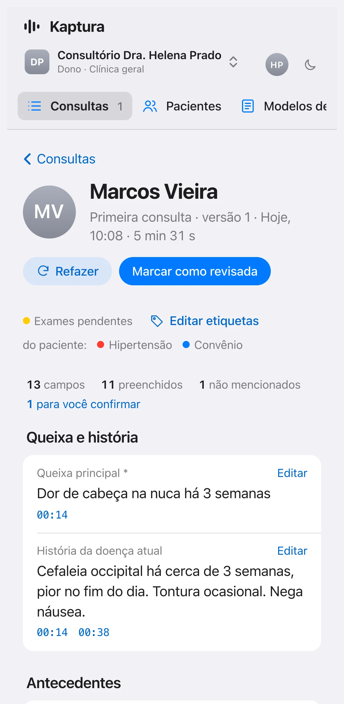 A mesma consulta no celular: o paciente, as etiquetas e os primeiros campos da ficha.
